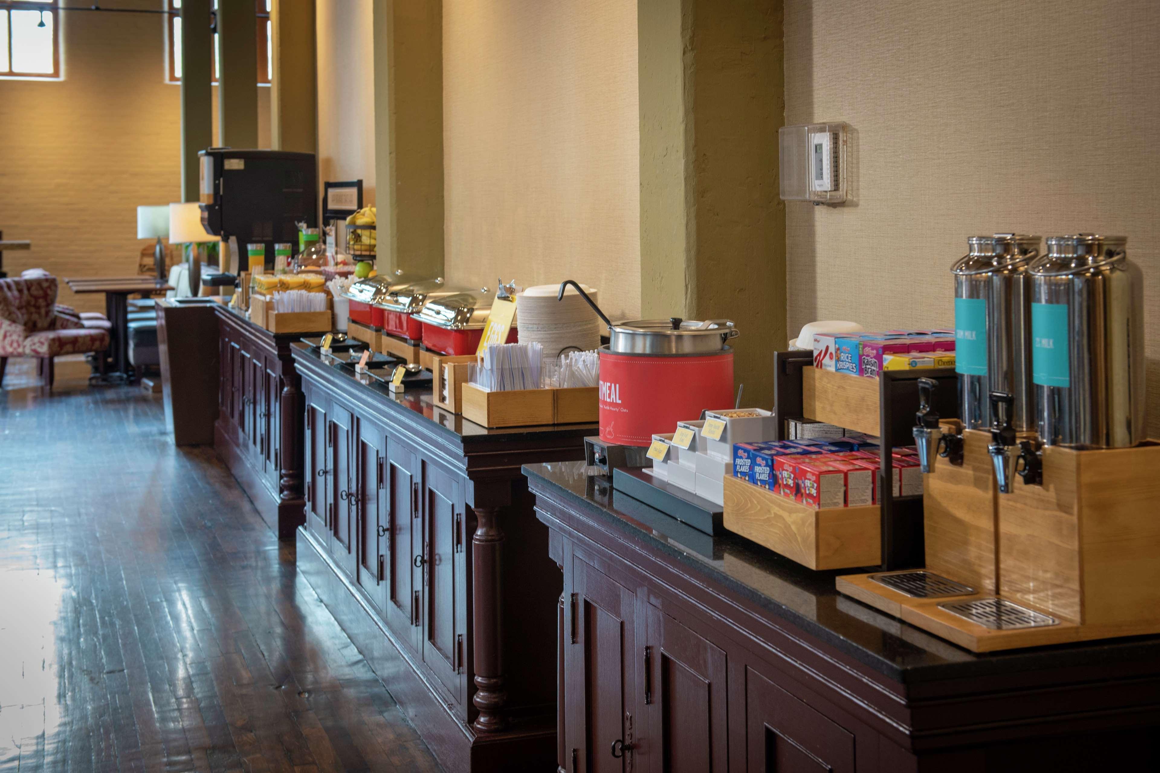 Hampton Inn And Suites New Orleans Convention Center Экстерьер фото